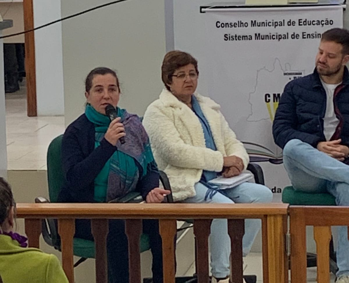 VERADORA CRISTINA BONI PARTICIPA DO ENCONTRO DOS CONSELHOS DE EDUCAÇÃO DA AMVARP E DOS SECRETÁRIOS DE EDUCAÇÃO DA AMVARP